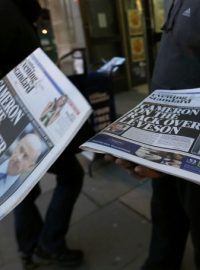 A man takes a copy of an evening newspaper, which features an article about Lord Justice Brian Leveson&#039;s report on media practices on its front page, in central London November 29, 2012