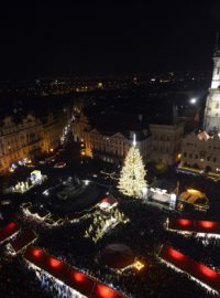 Tradiční vánoční strom, který tentokrát pochází z Rokycanska, byl rozsvícen 1. prosince na Staroměstském náměstí v Praze