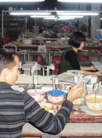 Továrna na výrobu keramiky a vánočních ozdob v jihočínském městečku Čchao-čou