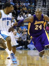 Kobe Bryant (vpravo) se zapsal do historie NBA