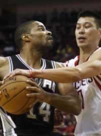 Gary Neal (vlevo) ze San Antonia a Jeremy Lin z Houstonu v souboji o míč