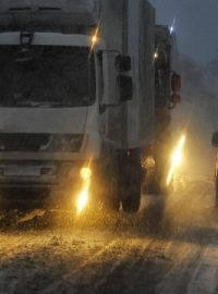 Dopravu na většině území republiky stěžuje sníh a náledí