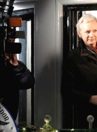 Zakladatel WikiLeaks Julian Assange při projevu z balkonu ekvádorského velvyslanectví v Londýně