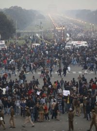 Demonstrace v Dillí. Lidé požadují přísné tresty pro šestici mužů, kteří znásilnili studentku.