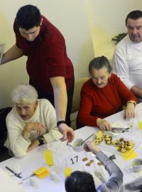 Téměř tři stovky bezdomovců, seniorů, uprchlíků, lidí postižených, osamělých a na okraji společnosti přišly 25. prosince do pražského Arcibiskupského paláce na oběd na Boží hod vánoční, který pro ně uspořádala letos počtrnácté komunita Sant´Egidio.