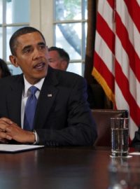 Americký prezident Barack Obama (uprostřed) a republikánský senátor Chuck Hagel (vpravo).