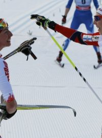 Justyna Kowalczyková (vlevo) v cíli letošního závodu Tour de Ski