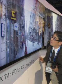 Novinář si prohlíží 4K televizi na veletrhu CES v Las Vegas.