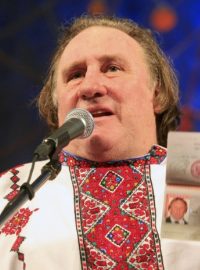 Depardieu v národním kroji s ruským pasem v mordvinském Saransku