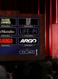 Oscarové nominace představili herečka Emma Stoneová s moderátorem Sethem MacFarlanem
