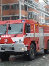 Hasiči už jen lokalizují ohnisko ve 4. patře