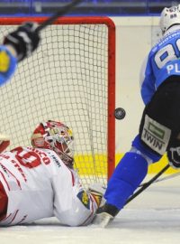 Plzeňský útočník Václav Pletka před třineckou brankou.