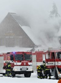 Hasiči zasahují u požáru penzionu v Horní Malé Úpě