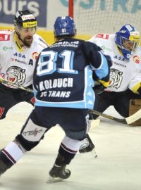 Utkání 39. kola hokejové extraligy HC Vítkovice Steel - Bílí Tygři Liberec 11. ledna v Ostravě. Zleva liberecký obránce Jan Výtisk, útočník Vítkovic Petr Kolouch a brankář Marek Pinc.