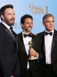 Režisér vítezného filmu Argo Ben Affleck (vlevo) s producenty Grantem Heslovem (uprostřed) a Georgem Clooneym (vpravo)