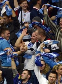 Utkání Kontinentální hokejové ligy Lev Praha - Slovan Bratislava 15. ledna v Praze. Fanoušci Slovanu Bratislava se radují z gólu.