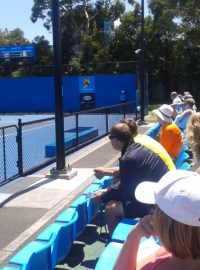 Marián Vajda sleduje svou dceru při podání v juniorské soutěži Australian Open
