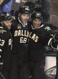 Česká 68 už září opět i v NHL v dresu Dallasu Stars, Jaromír Jágr se raduje se spoluhráči