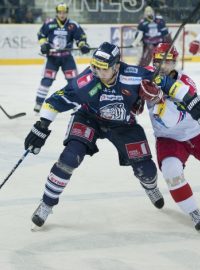 Utkání 42. kola hokejové extraligy Bílí Tygři Liberec - HC Mountfield České Budějovice 20. ledna v Liberci. Lukáš Vantuch (vlevo) z Liberce a Ladislav Kohn z Českých Budějovic.