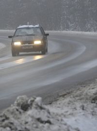 Ledovka ztěžuje od noci sjízdnost prakticky v celém Česku