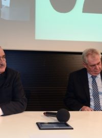 Karel Schwarzenberg a Miloš Zeman během debaty deníku MfD a serveru iDnes