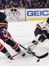 Marián Gáborík z New Yorku Rangers (vlevo) v souboji s Chrisem Kellym z Bostonu v NHL