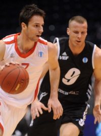 Utkání 3. kola skupiny J osmifinále Evropského poháru basketbalistů ČEZ Basketball Nymburk - VEF Riga 23. ledna v Pardubicích. Vojtěch Hruban z Nymburka a Gatis Jahovičs z Rigy (vpravo).