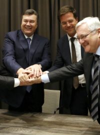 Ukrajinský ministr paliv Eduard Stavitsky, prezident Viktor Jakukovič, nizozemský premiér Mark Rutte a šéf firmy Royal Dutch Shell Peter Voser podepsali dohodu o těžbě břidlicového plynu
