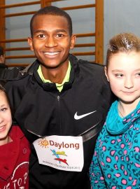 Mutaz Essa Barshim s mladými fanynkami