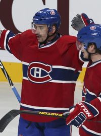 Tomáš Plekanec (vlevo) slaví v NHL vítěznou branku do sítě Winnipegu