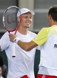 Tomáš Berdych (vlevo) s Lukášem Rosolem se radují z vítězství ve čtyřhře nad Švýcary