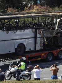 Autobus zničený při útoku sebevražedného atentátníka na letišti v Burgasu