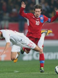 Tomáš Rosický a Omer Toprak v přátelském utkání Česka a Turecka v Manise