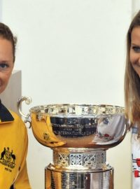 Lucie Šafářová pózuje s Australankou Stosurovou s trofejí pro vítězky Fed Cupu