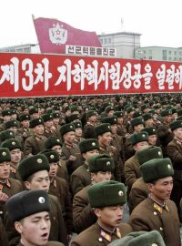 Severokorejská armáda oslavila poslední jaderný test přehlídkou v Pchjongjangu
