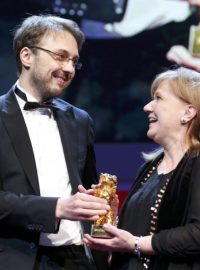 Režisér Calin Peter Netzer a producentka Ada Solomonová přebírají na Berlinale hlavní cenu za film Pozice dítěte.