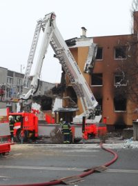 Hasiči s pomocí těžké techniky odklízejí trosky zříceného panelového domu ve Frenštátě pod Radhoštěm