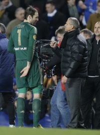 Brankář Chelsea Petr Čech po utkání diskutuje s trenérem Sparty Vítězslavem Lavičkou