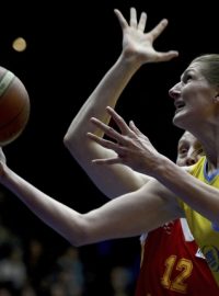 Utkání 2. kola Evropské ligy basketbalistek - 2. zápas: ZVVZ USK Praha - Galatasaray Istanbul, 22. února v Praze. Ilona Burgrová z USK Praha (vpravo) a Ann Wautersová z Istanbulu.