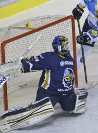 Utkání 50. kola hokejové extraligy Rytíři Kladno - HC Škoda Plzeň 22. února v Kladně. Ondřej Kratěna z Plzně (vpravo) dává gól kladenskému brankáři Janu Cháberovi.