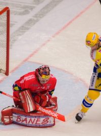 Utkání 50. kola hokejové extraligy HC Mountfield České Budějovice - PSG Zlín 22. února v Českých Budějovicích. Českobudějovický brankář Pavel Kantor chytá střelu, před ním jsou spoluhráč František Ptáček a Petr Čajánek ze Zlína (uprostřed).