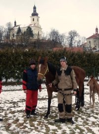 parta mladých farmářů s hříbětem kobylkou Albou