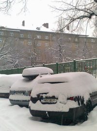 zasněžená auta, parkování, zima, sníh