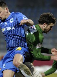 Utkání 17. kola první fotbalové ligy: Slovan Liberec - Baumit Jablonec, 23. února v Liberci. Zleva liberecký Ondřej Kušnír a jablonečtí Marek Kysela a Lukáš Zoubele.