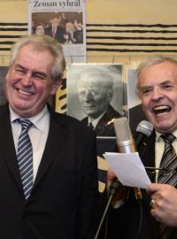 Vítěz první přímé prezidentské volby Miloš Zeman a šéf Jazzové sekce Karel Srp v sídle Jazzové sekce v Praze na Malé Straně