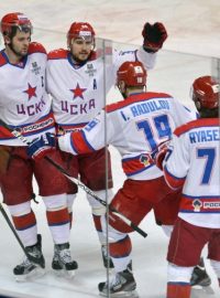 Hokejisté CSKA Moskva slaví jeden z gólů do sítě Lva. Nakonec se radovali i z postupu