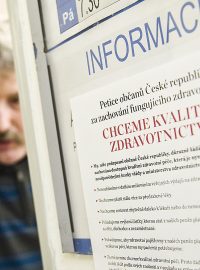 Lékaři protestují proti poklesu příjmů ambulancí i nemocnic