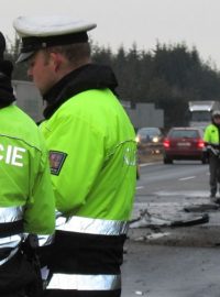 Osmnáctiletý řidič zemřel po policejní honičce na dálnici D1