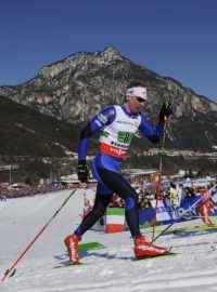 Česká štafeta dojela jedenáctá. Lukáš Bauer (uprostřed) na druhém úseku.