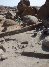 Odkrývání unikátního pohřebiště na lokalitě Sfinga v pohoří Sabaloka, kde nyní pracuje Český egyptologický ústav